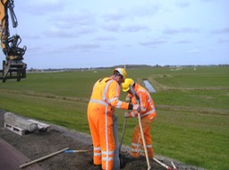 22-03-30 herplaatsen Rijnlandse afstandspaal 7,5